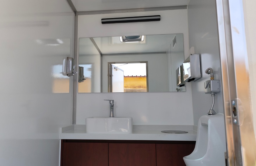 Luxury-Toilet-Trailer-Interior